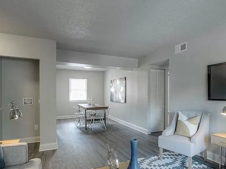423-427 Maple Blvd — Photo 5