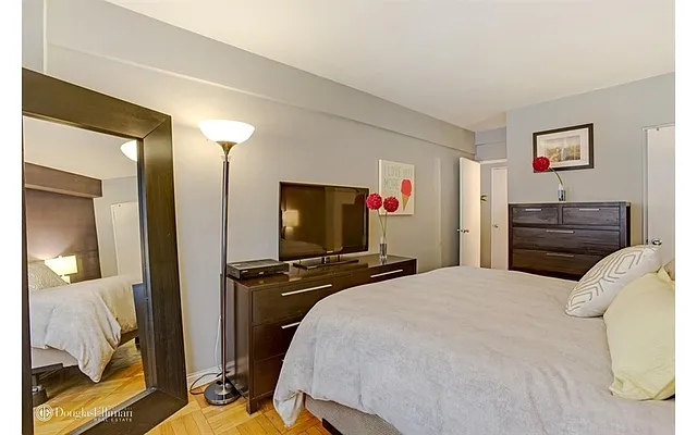 Sold by Douglas Elliman | media 10