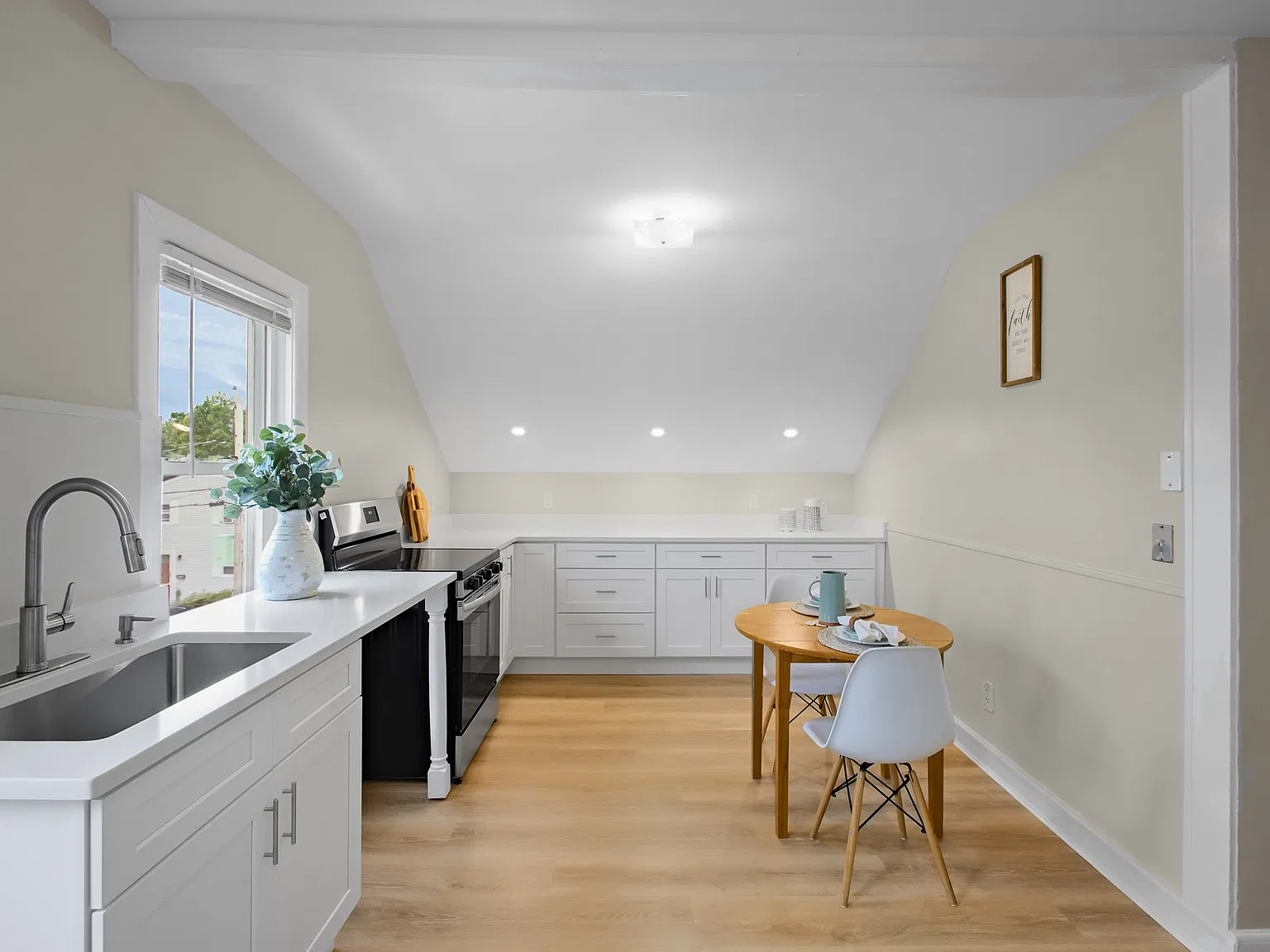 2 bed, 749 sqft, $1,950 — Photo 3