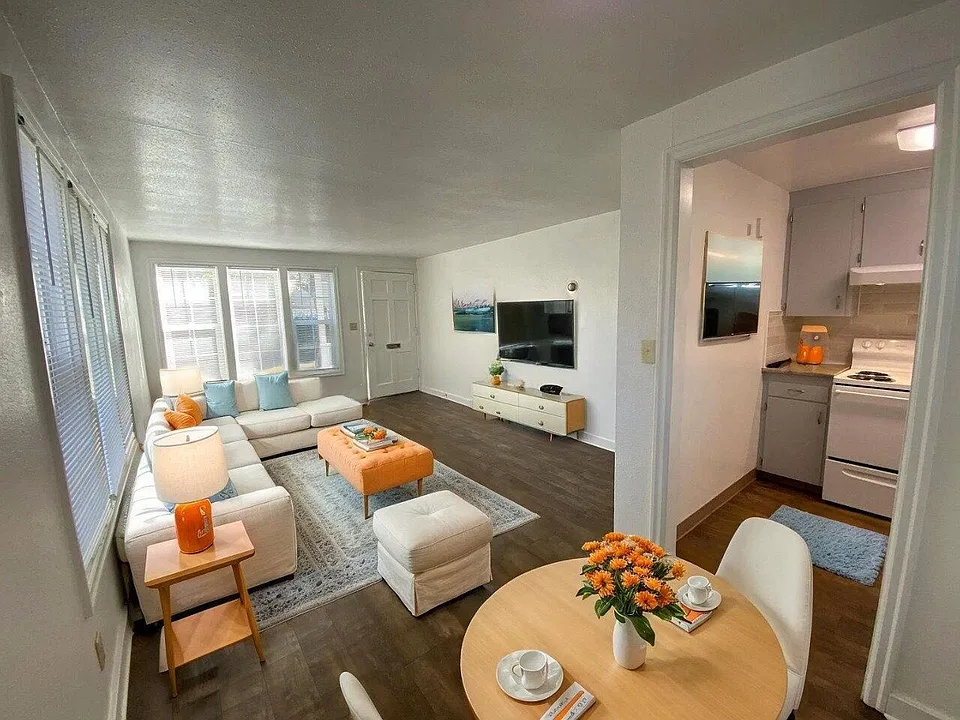 459 NE Winchester St