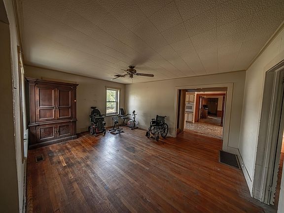 2nd image of 572 College St