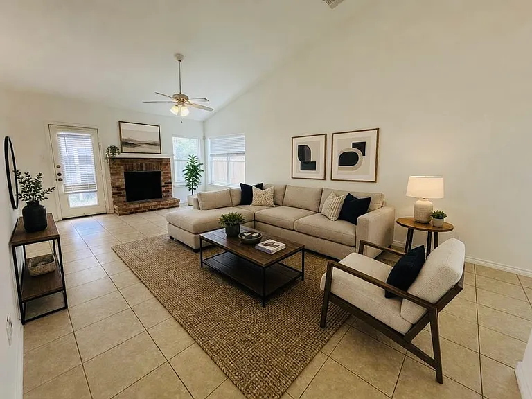 4652 Bracken Dr — Photo 3
