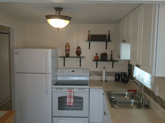 Kitchen, new fridge & stove