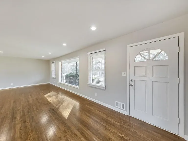 909 Rosedale Dr — Photo 4