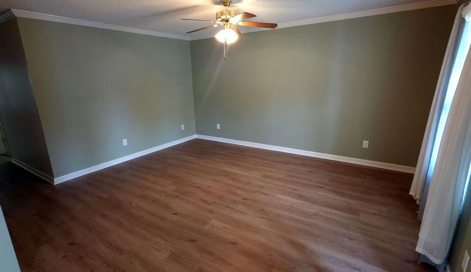Great one level home close to shopping and highway — Photo 3