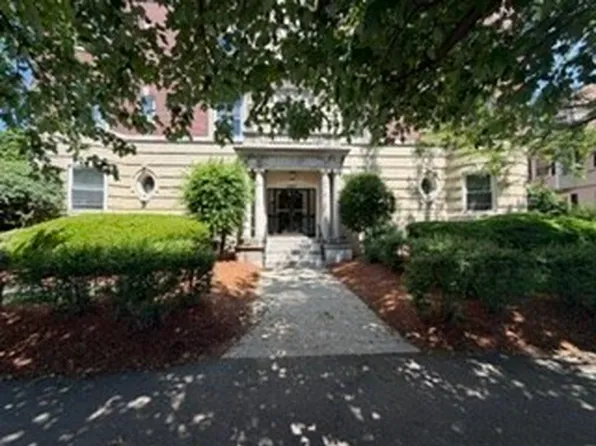 457 Washington St APT 8, Newton, MA 02458