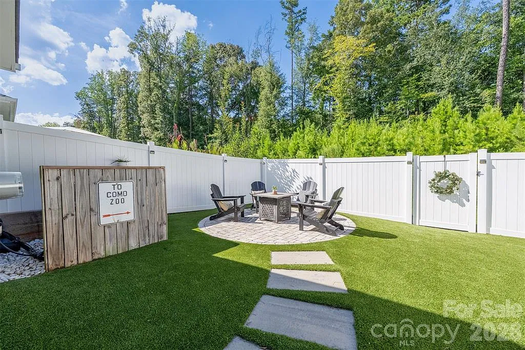 3 bed, 1928 sqft, $2,450 — Photo 3