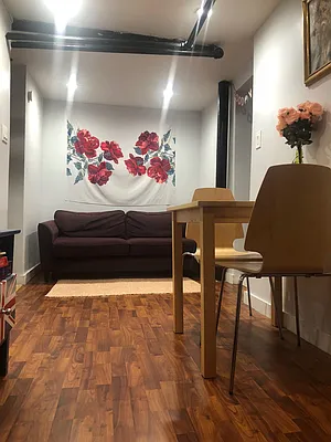Rented by Realty 2000 Corp | media 4
