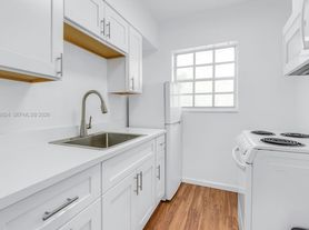 635 8th St, Miami Beach, FL