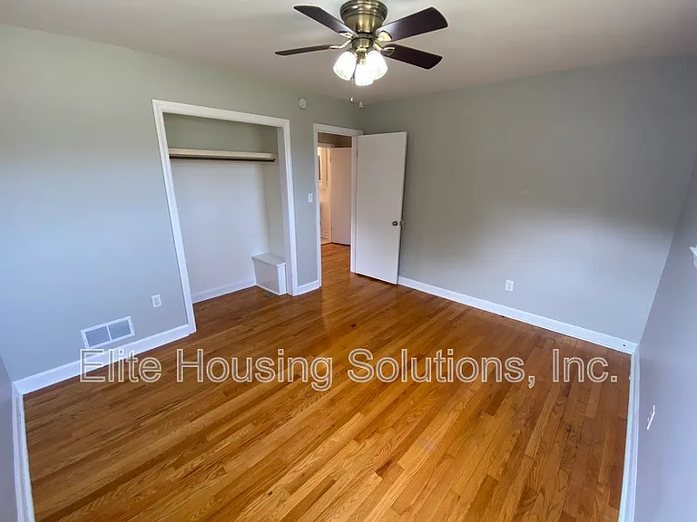 890 N 10th St — Photo 12