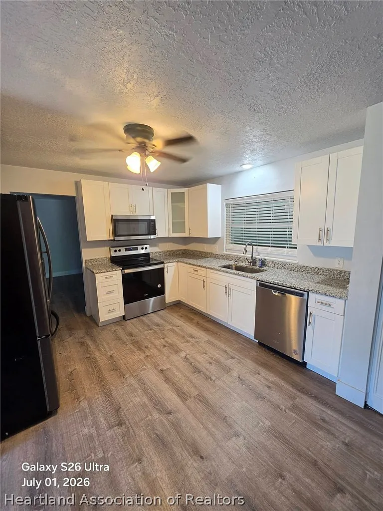 3 bed, 2.0 bath, 1552 sqft, $2,100 — Photo 3