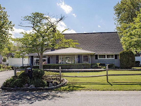 3rd image of 25 Meadowbrook Drive