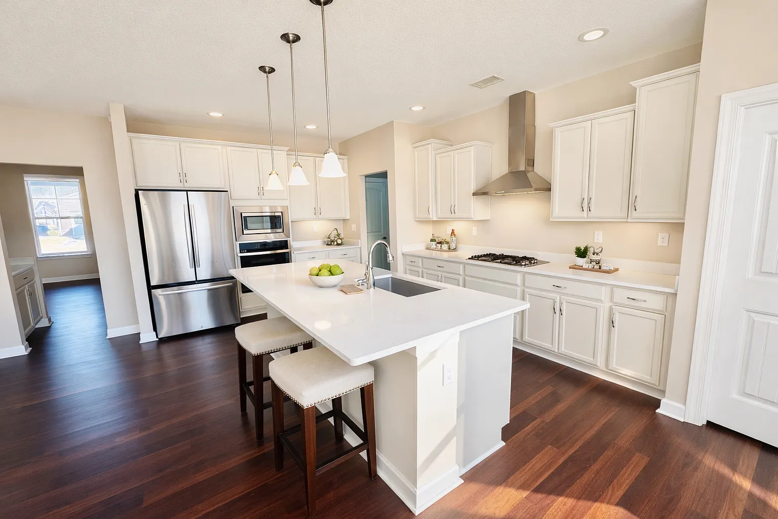 5 bed, 3700 sqft, $4,600 — Photo 2