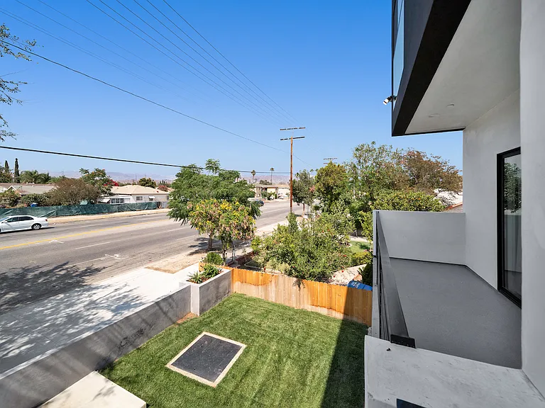 11516 Victory Blvd — Photo 32