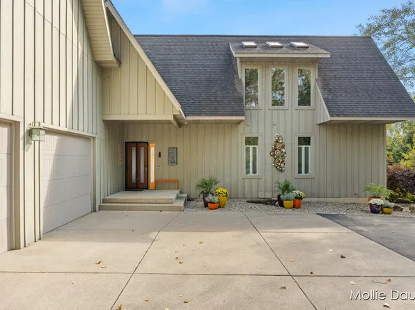 12250 Knoper Ct, Allendale, MI 49401