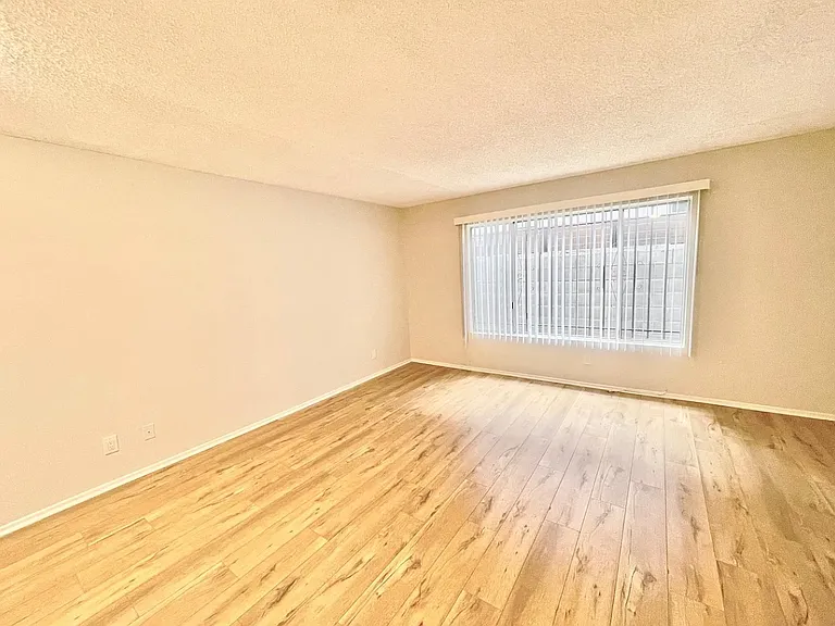 450 S Venice Blvd #6 — Photo 4
