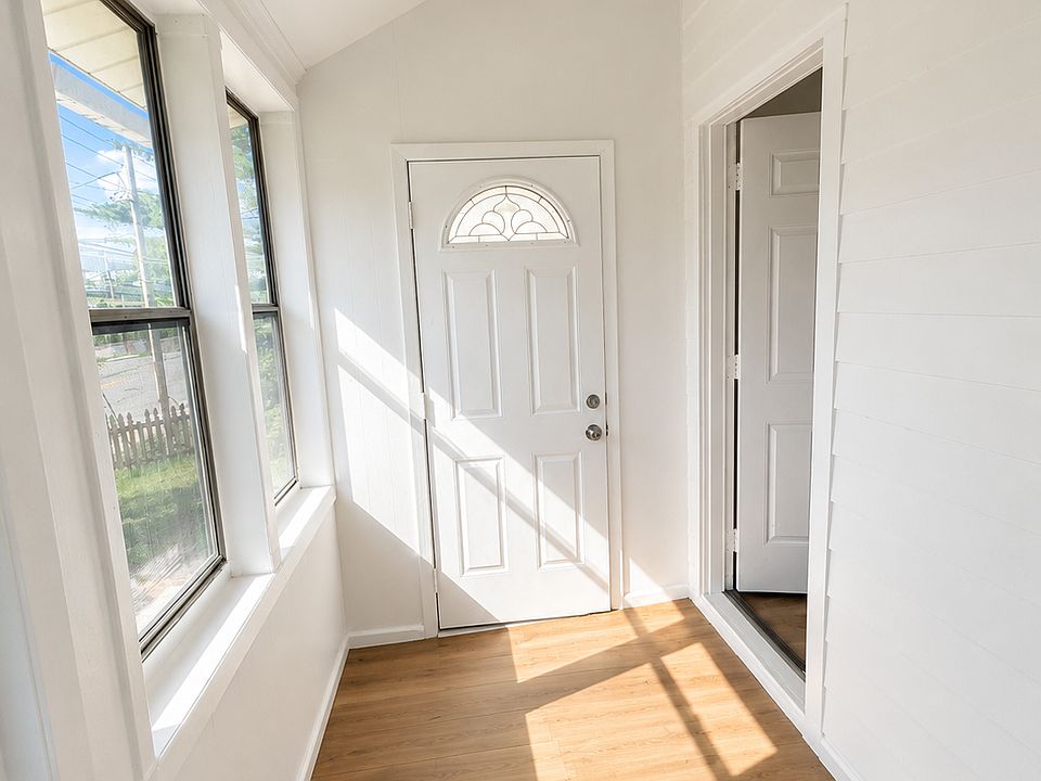 1st image of 639 Washington St APT 1S