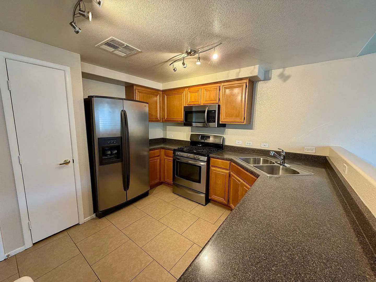 Great Location and Dual Master Suites — Photo 3