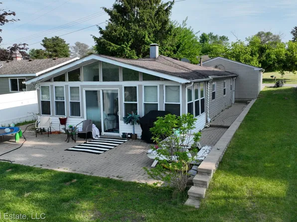 579 Dunleavy Dr, Highland, MI 48356