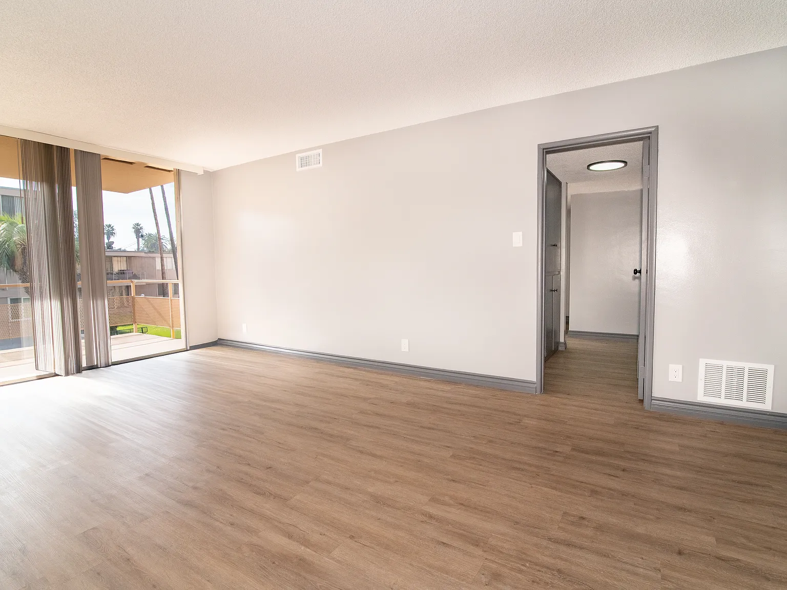 3 bed, 871 sqft, $1,000 — Photo 4