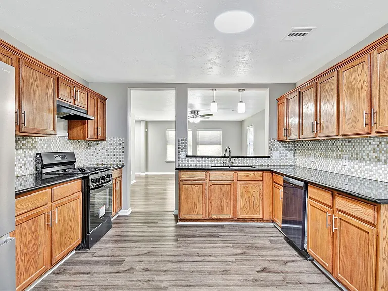 5601 Savannah Woods Ln — Photo 6