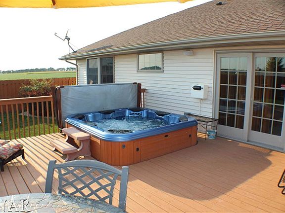 8 person Bullfrog hot tub