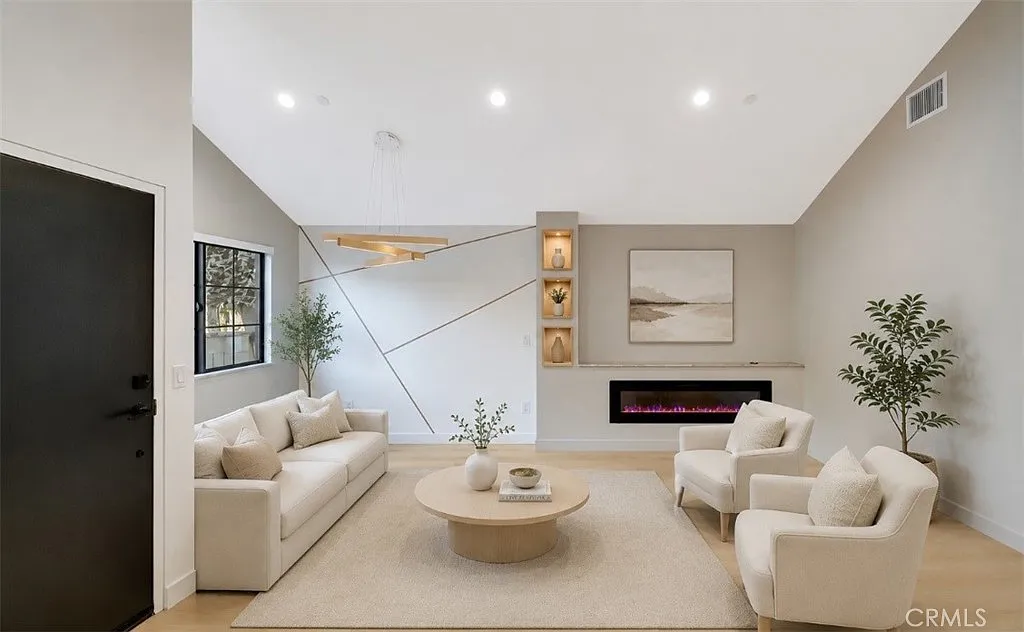 3 bed, 950 sqft, $5,190 — Photo 2