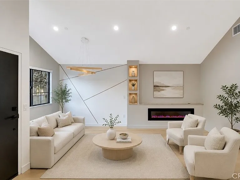 15741 Valerio St — Photo 2
