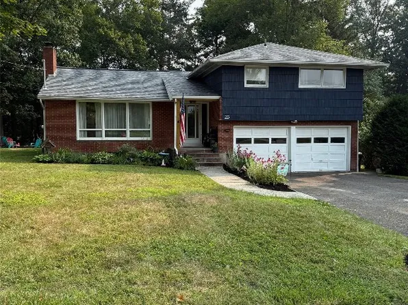 26 Holiday Hill Rd, Endicott, NY 13760