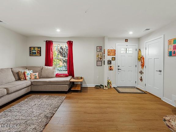 5th image of 104 Midland Ave