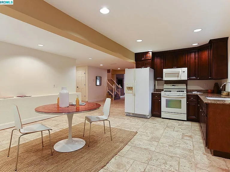1530 Summit Rd — Photo 7
