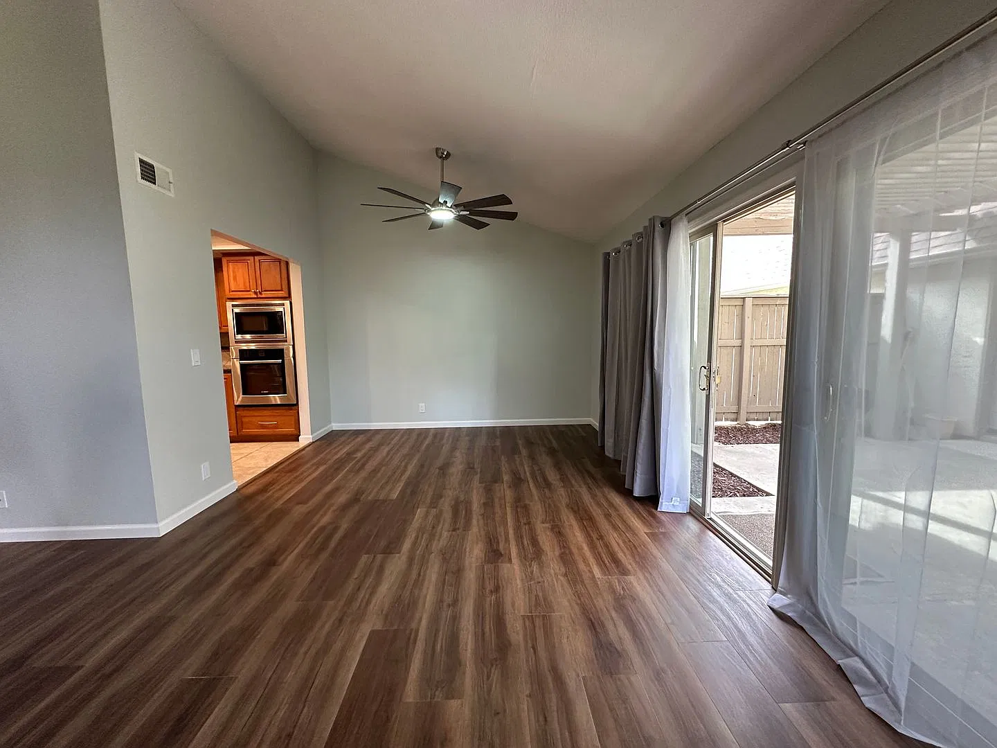 Single story house, 2 car garage, amenities — Photo 3