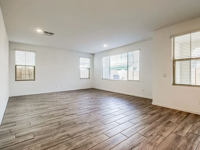 1362 W Crane Dr — Photo 3
