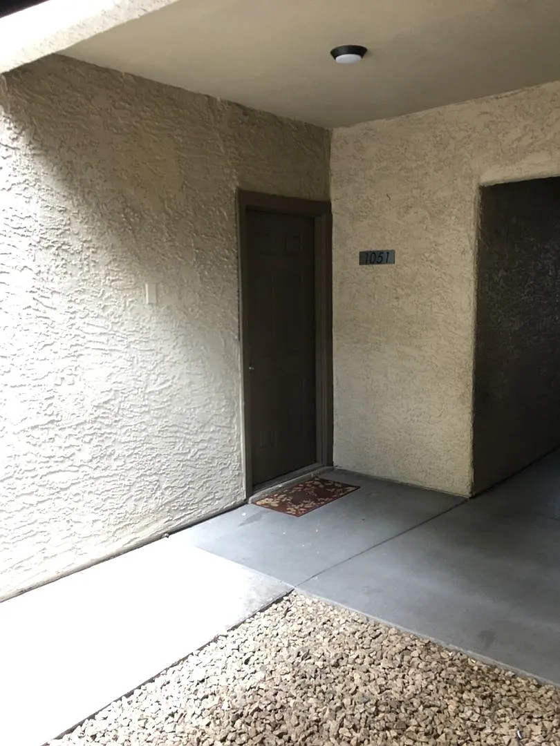 Beautiful 1 Bedroom 1 Bath Condo in Guard Gated Community!! — Photo 2