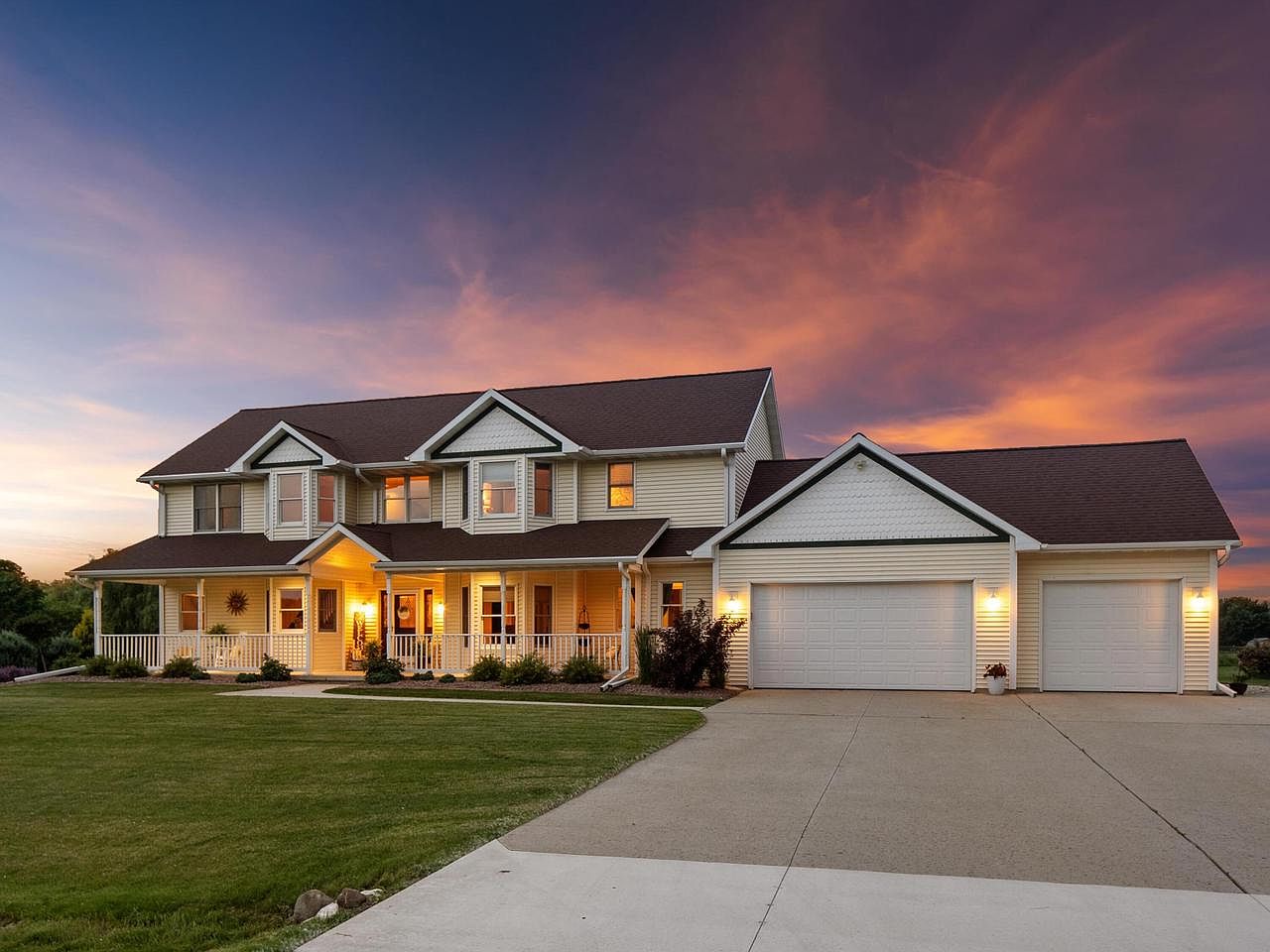 3206 Serenity DRIVE, Manitowoc, WI 54220 | Zillow