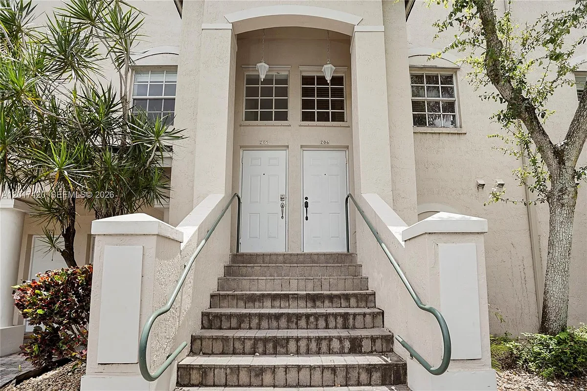 Building Photo - 5610 NW 114th Pl #205
