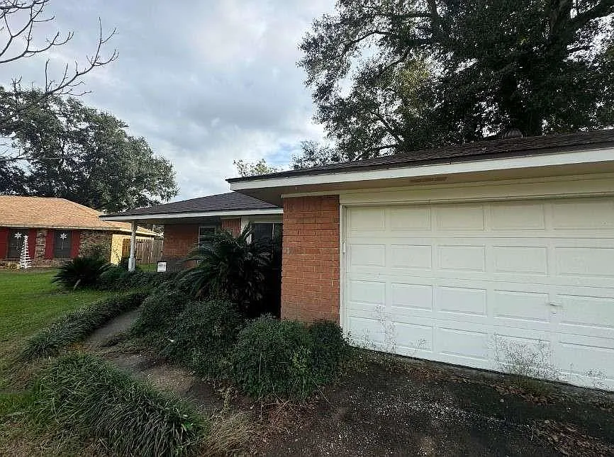 3 bed, 2.0 bath, 1121 sqft, $1,699 — Photo 2