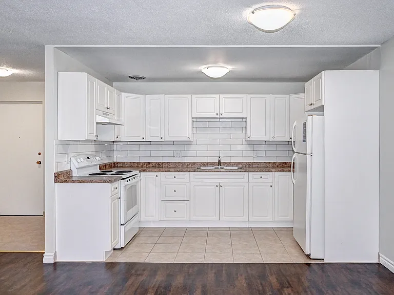270 Waterloo Ave — Photo 12