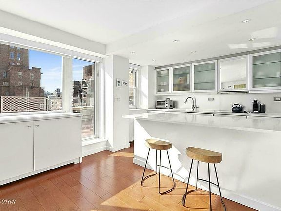 5th image of 166 E 63rd St APT 12B