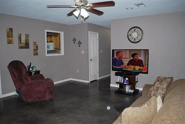 3302 Colony Dr — Photo 3