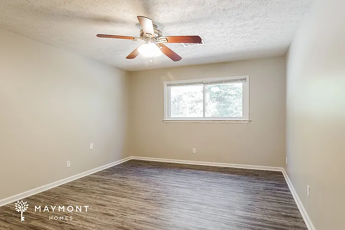 705 Waverly Ln — Photo 10