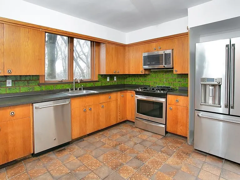 2730 Edgehill Ave — Photo 8