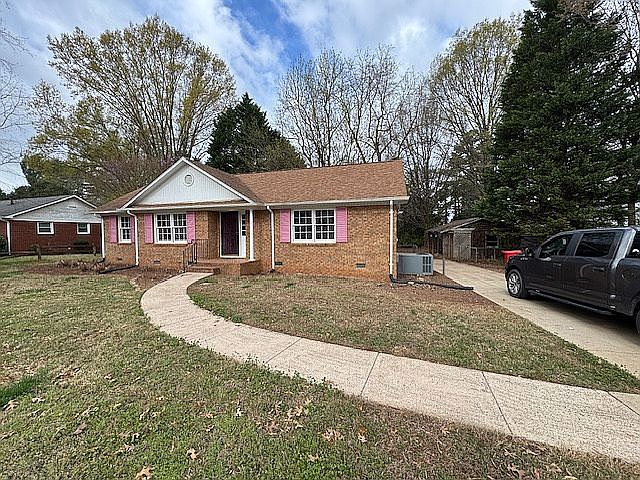 1st image of 710 Twin Oaks Rd