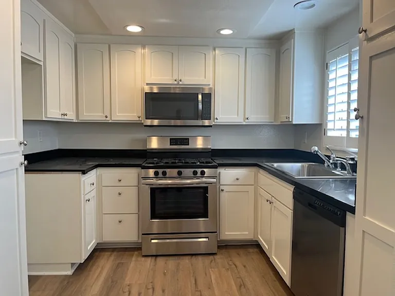22321 Victory Blvd — Photo 8