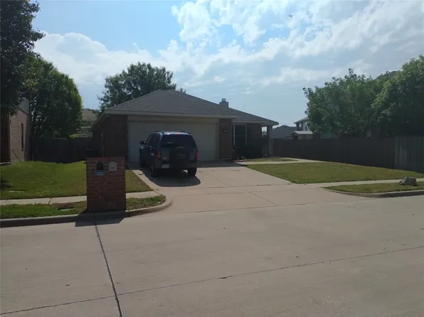 933 Canary Dr, Saginaw, TX 76131