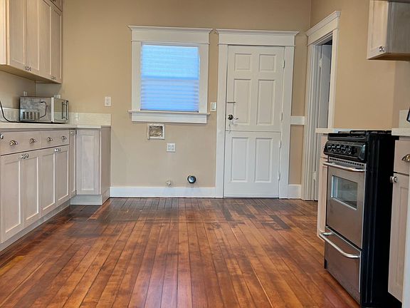 2nd image of 204 W Sepulveda St