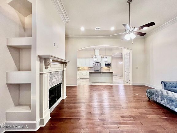 5th image of 411 Dunvegan Ct