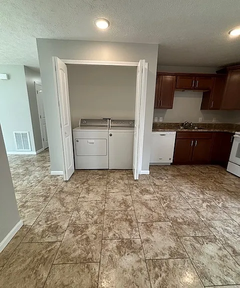 911 N Riverside Dr — Photo 26