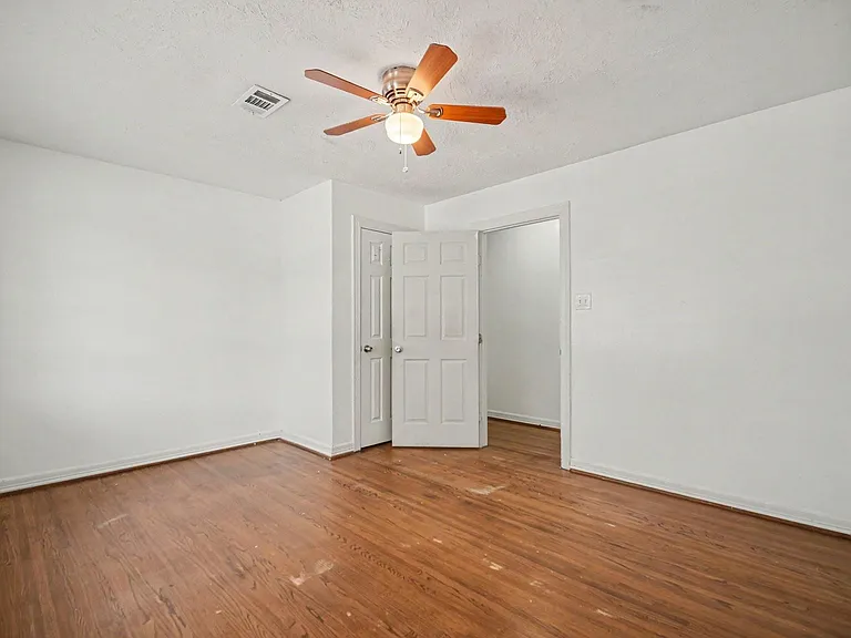 2121 Hickory Ln — Photo 12
