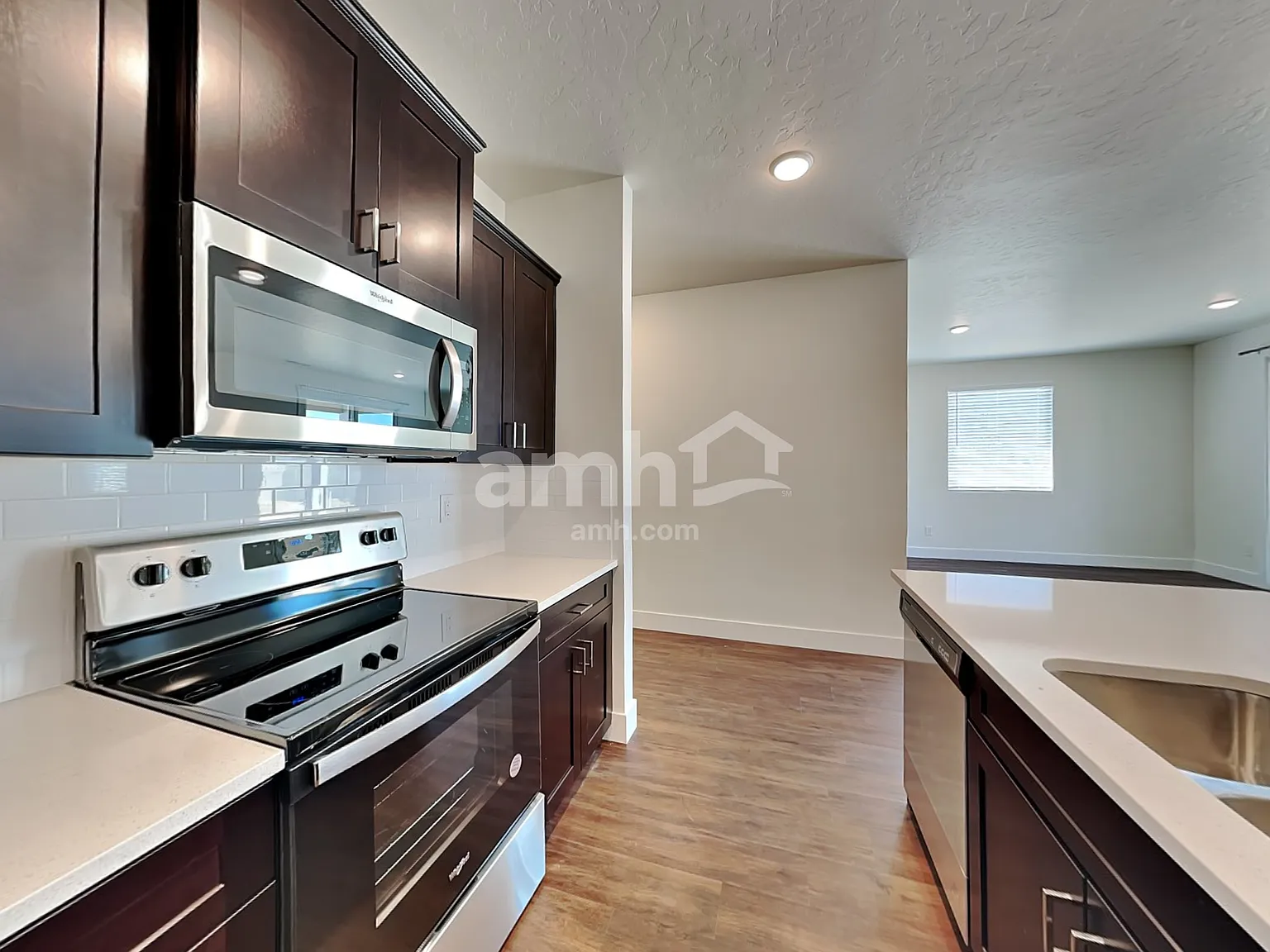3 bed, 2.0 bath, 1715 sqft, $2,520 — Photo 3